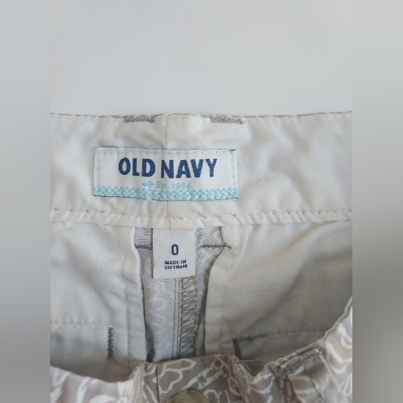 Ladies 0 Old Navy Khaki Tan & WHite Floral Print 4 Pocket Chino Shorts 3" Inseam - Picture 2 of 6